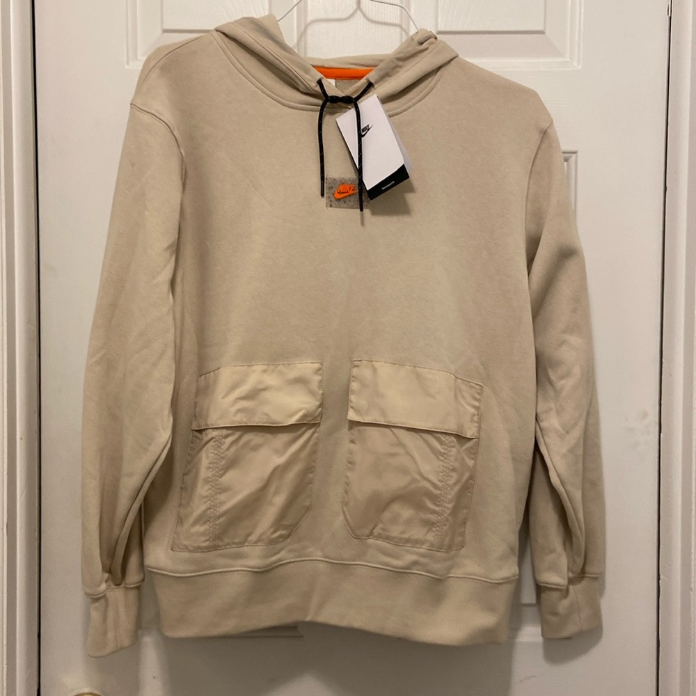 NWT Nike size medium women’s, hooded, long sleeve two front pocket sweatshirt